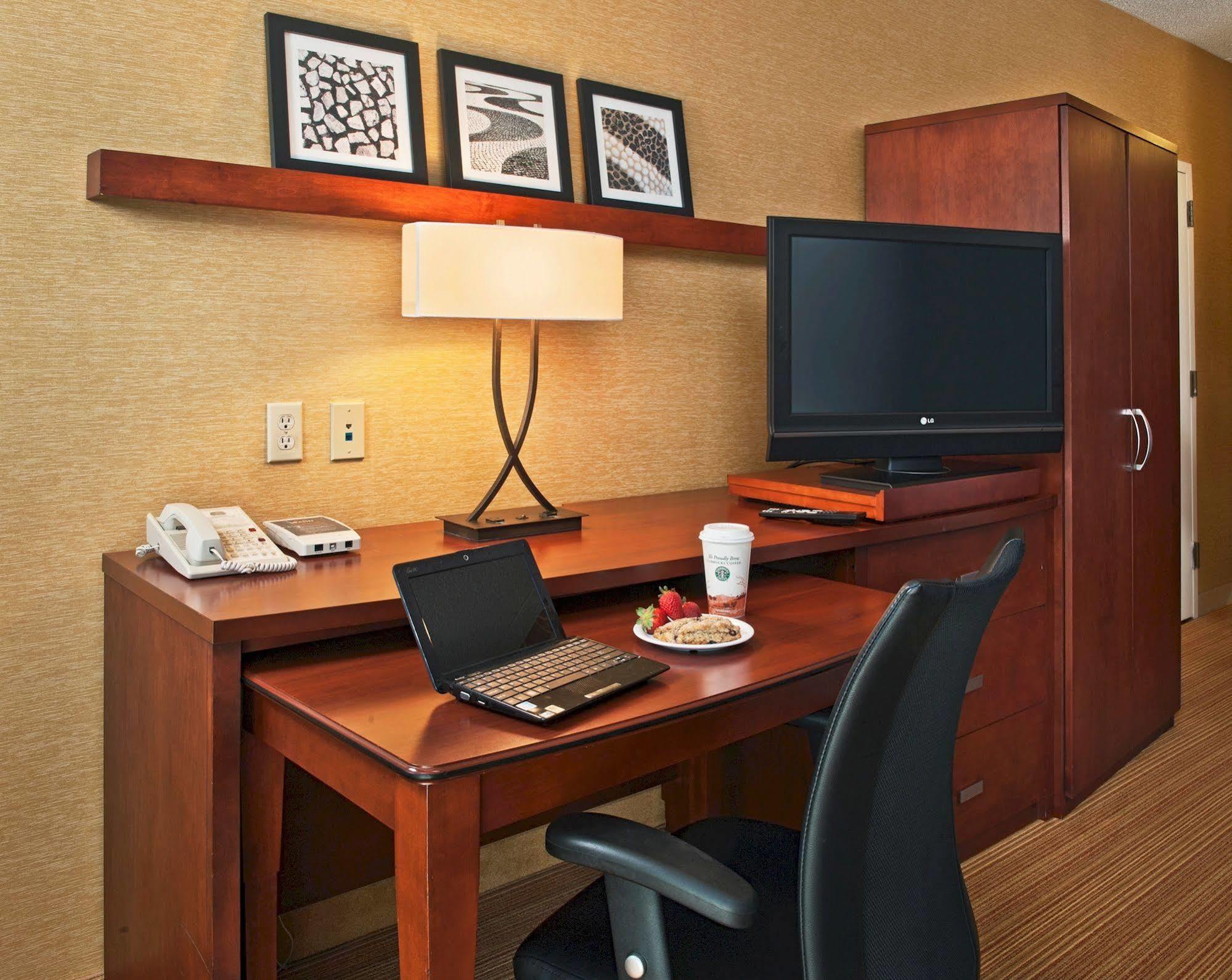 Courtyard By Marriott Indianapolis Airport Hotel Eksteriør billede